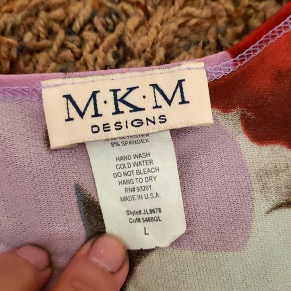 MKM Designs Large Floral Blouse w Ruching on Side - Picture 6 of 7